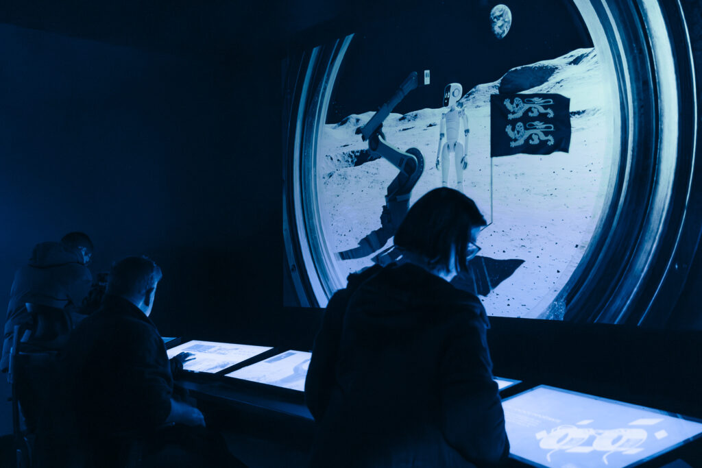 Des visiteurs manipulent un dispositif de l'exposition Destination IA à l'Atrium. - Agrandir l'image, fenêtre modale