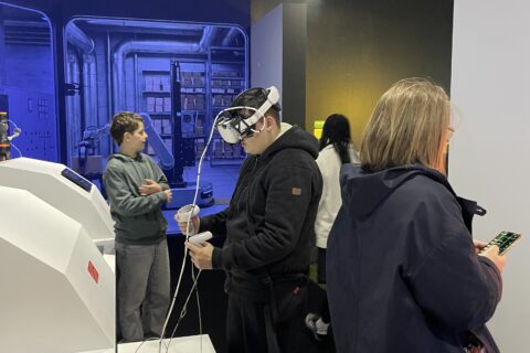 groupe de personnes qui test les différents dispositifs de l'exposition