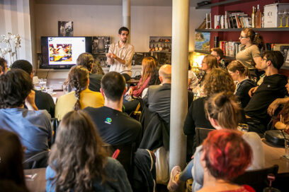 groupe de personne pendant l'évènement Pint of Science - Agrandir l'image, fenêtre modale