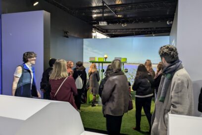 groupe de visiteur avec l'animateur autour du tracteur de Destination IA - Agrandir l'image, fenêtre modale