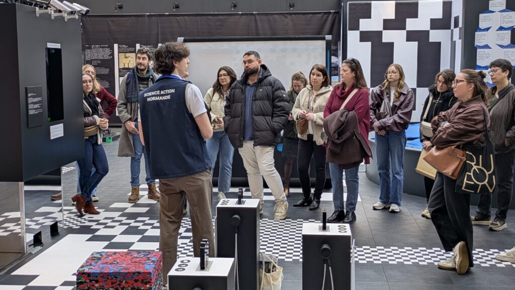 groupe de personne en visite avec un animateur - Agrandir l'image, fenêtre modale