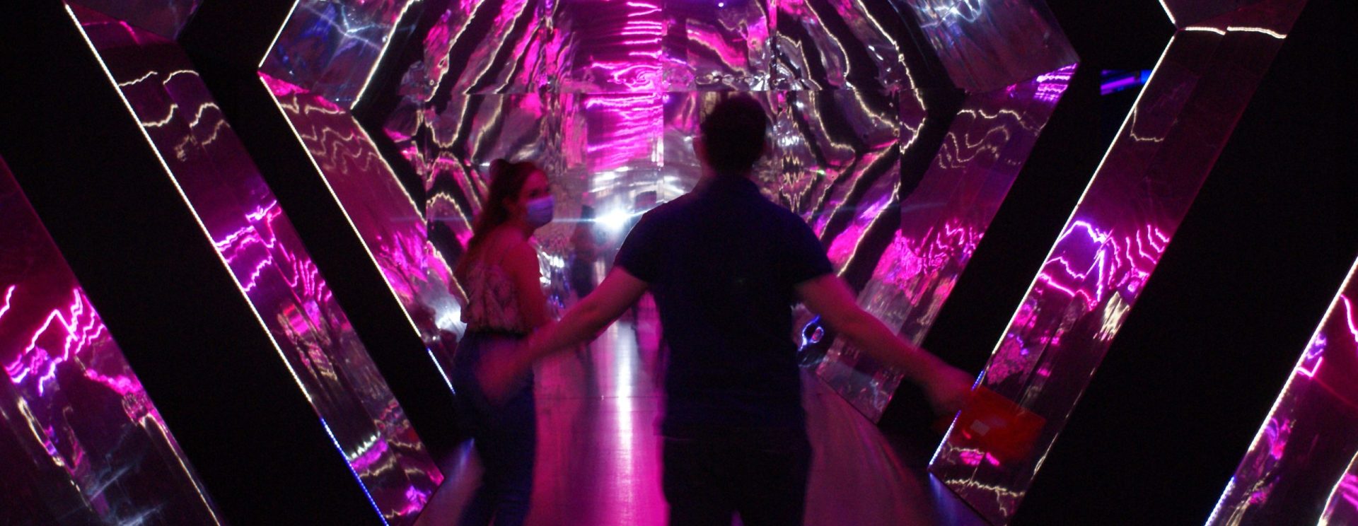 Visiteurs dans l'exposition luminopolis