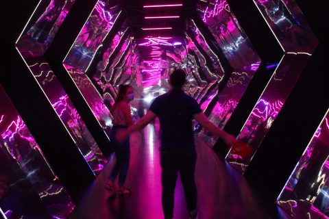 Visiteurs dans l'exposition luminopolis