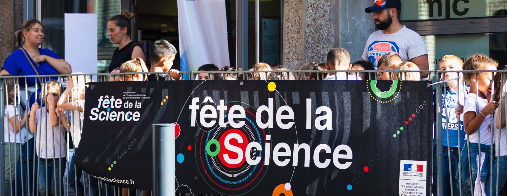 Photo d'un groupe scolaire qui assiste à la fête de la science à Elbeuf