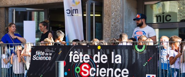 Photo d'un groupe scolaire qui assiste à la fête de la science à Elbeuf
