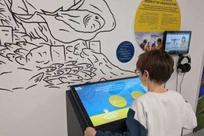 Photos de visiteurs de l'exposition "Océan, une plongée insolite en Normandie" - Agrandir l'image 5 sur 6, fenêtre modale