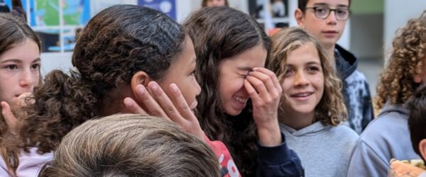 Photo d'un groupe de collégiens écoutant les consignes pour participer à l'escape game à l'atrium