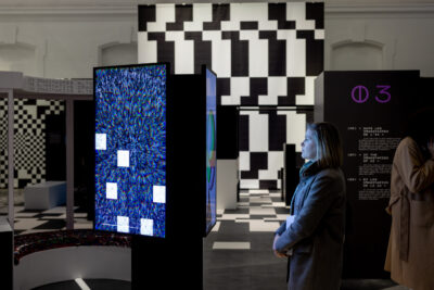 Photo de l'expo IA "Double Je" - Agrandir l'image 1 sur 5, fenêtre modale