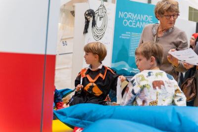 photo de groupe avec un dame et deux enfants - Agrandir l'image 2 sur 12, fenêtre modale