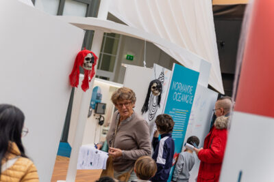 photo de plusieurs personnes dans l'exposition - Agrandir l'image 3 sur 12, fenêtre modale