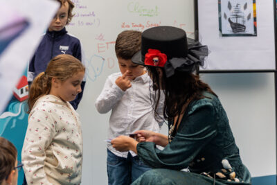 photo de l'une de nos animatrices et de deux enfants - Agrandir l'image 4 sur 12, fenêtre modale