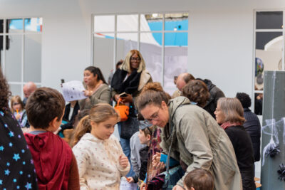 photo de plusieurs famille dans l'exposition - Agrandir l'image 5 sur 12, fenêtre modale