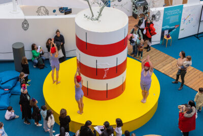 photo d'un spectacle de danse avec trois danseur et ddde son public avec une vue d'en haut - Agrandir l'image 7 sur 12, fenêtre modale