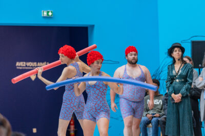 photo de danseurs qui se battent avec des frites en mousse de piscine - Agrandir l'image 11 sur 12, fenêtre modale